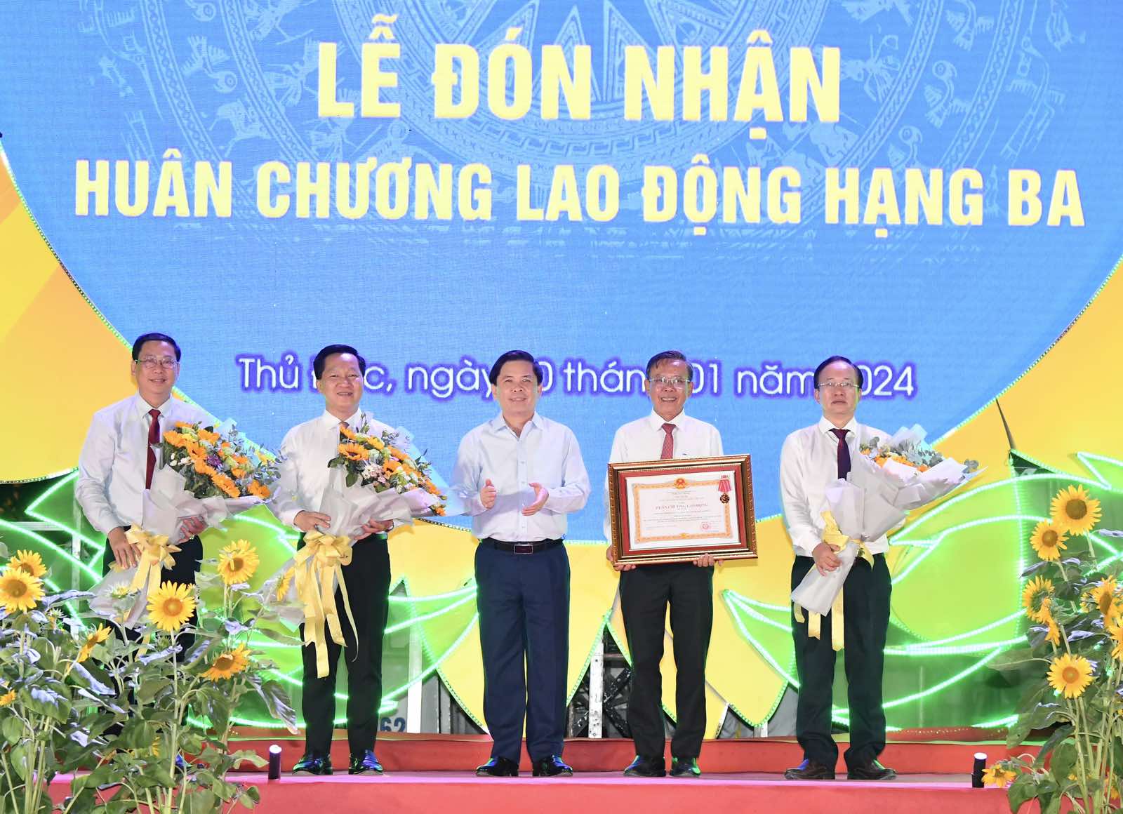 Đảng bộ, chính quyền, nhân dân TP. Thủ Đức và đồng chí Nguyễn Hữu Hiệp, Ủy viên Ban Thường vụ Thành ủy TP. Hồ Chí Minh, Bí thư Thành ủy TP. Thủ Đức, được trao tặng Huân chương Lao động hạng Ba (Ảnh: Việt Dũng).